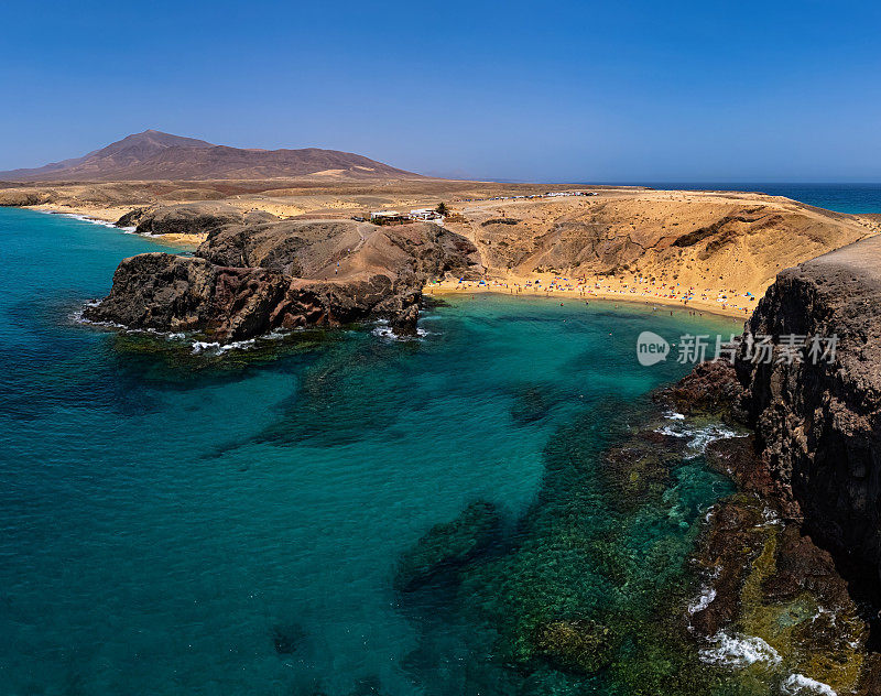 西班牙加那利群岛兰萨罗特岛帕帕加约海滩(Playa del Papagayo)的空中全景。